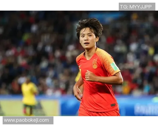 长发女足球明星全景盘点展现风采与实力的女性运动员之美